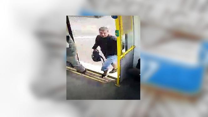 Ten mężczyzna uderzył w tramwaju starszego człowieka!