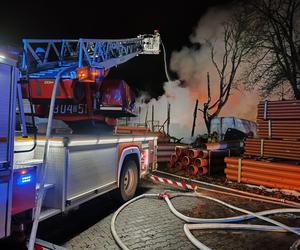 Pożar hali z materiałami budowlanymi. Spłonęły też samochody. 12 zastępów straż w akcji