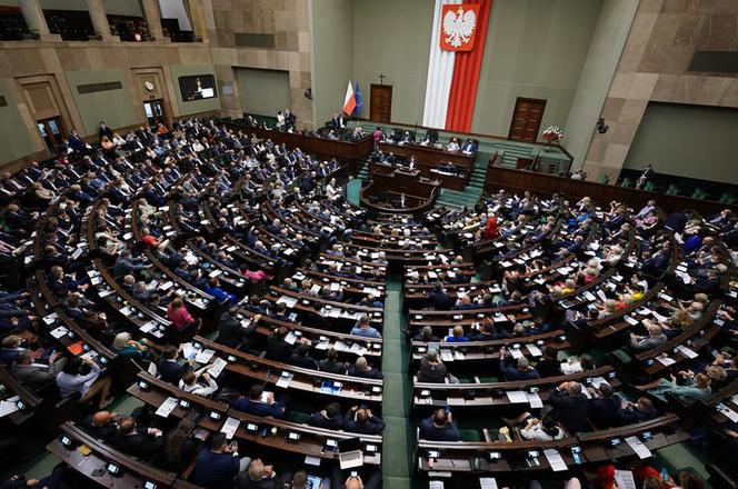 Poseł KO radzi by skrócić kadencję Sejmu. PiS mówi o przyczynach organizacyjnych