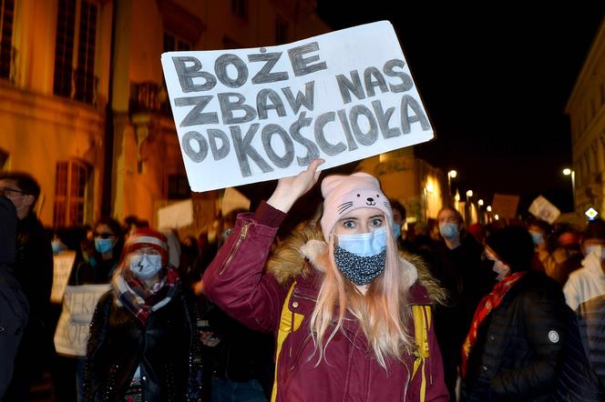 Strajk kobiet w Iławie. Ostre starcie pod kościołem. Kryjecie pedofili [WIDEO]