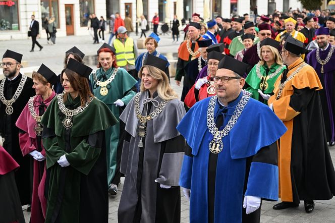 Inauguracja nowego roku akademickiego w Lublinie. Symbolicznie przemaszerowano przez centrum miasta