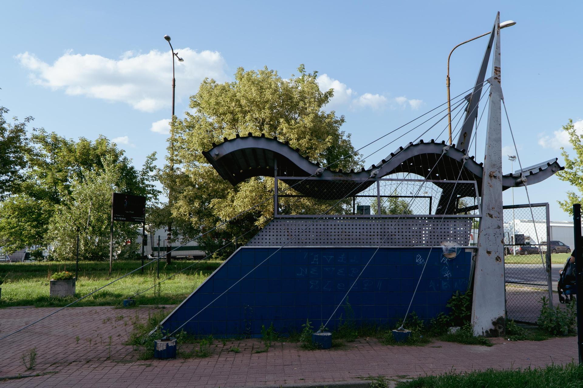 Blok w kształcie statku stoi we Wrocławiu - zdjęcia. Zobacz, jak wygląda wyjątkowy budynek