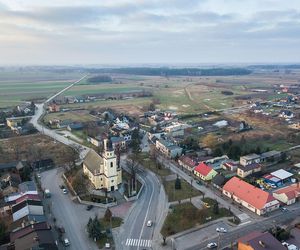 To miasteczko ma tradycję sięgającą średniowiecza. Znajdziesz tam drewniany kościółek z XVI wieku