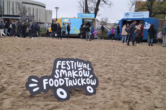 Festiwal Smaków Food Trucków 2023. Restauracje na kółkach zaparkowały na Wyspie Młyńskiej! [ZDJĘCIA]