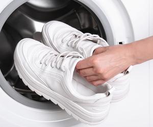 Wrzucam 1 kostkę do pralki i nastawiam pranie butów. W 40 minut białe buty są jako nowe. Jak prać buty w pralce, by ich nie zniszczyć?