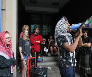 Protest pod komendą policji w Warszawie