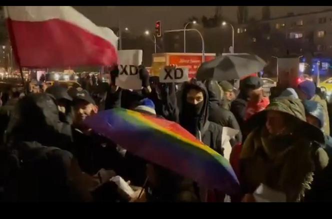Protest pod siedzibą TVP w Warszawie. Zebrani skandują hasła. Doszło do szarpaniny