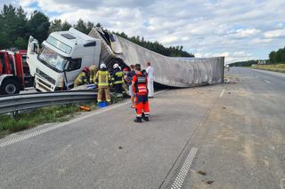 Dramatyczny wypadek na A1. Naczepa przewróciła się na osobówkę