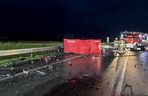 Śmiertelny wypadek pod Kutnem. 28-latek z BMW zderzył się z dwoma pojazdami [ZDJĘCIA].