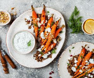 Pieczona marchewka z fetą: łatwy przepis na pyszą przystawkę