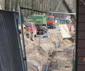 Główne wejście do Parku Planty zagrodzone