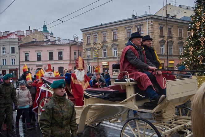 Setki Mikołajów w centrum miasta. Orszak św. Mikołaja w Lublinie