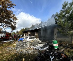 Łódź. Ogromny pożar garażu. Spłonęło kilkanaście pojazdów [ZDJĘCIA].