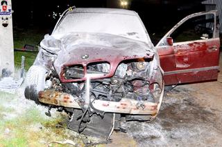 Młody kierowca BMW staranował przystanek i uciekł z miejsca wypadku, gdy auto zapłonęło
