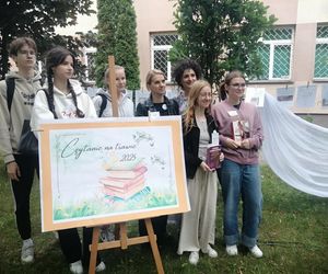 Czytanie na trawie w siedleckim Ekonomiku