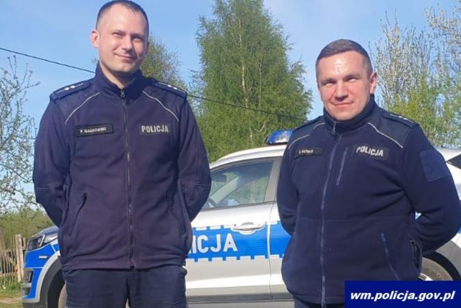 Lelkowo: Wodą ze studni ocalili dom przed siłą ognia! Tacy dzielnicowi to skarb! 