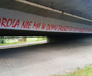 Kultowy napis Karola nie ma w domu talerzy... powrócił w nowej odsłonie