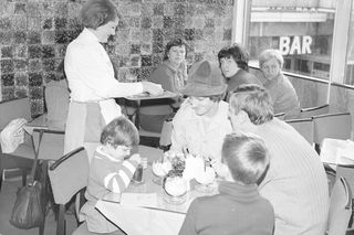 QUIZ PRL. Wuzetka czy zimne nóżki pod wódkę? Sprawdź, czy pamiętasz przysmaki gastronomii PRL