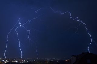 Nocna burza nad Warszawą. 170 interwencji, powalone drzewa