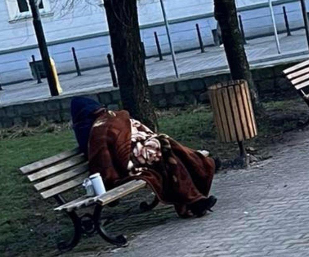 Starsza kobieta sypia na ławce bo nie stać ją na hotel?