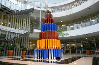   Nietypowa choinka znów stanęła w bibliotece UWM. Tym razem powstała z segregatorów [ZDJĘCIA]