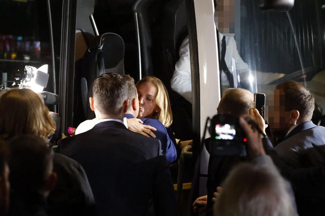 Wyszli z TVP po debacie. Trzaskowski i Nawrocki twarzą w twarz z kamerami
