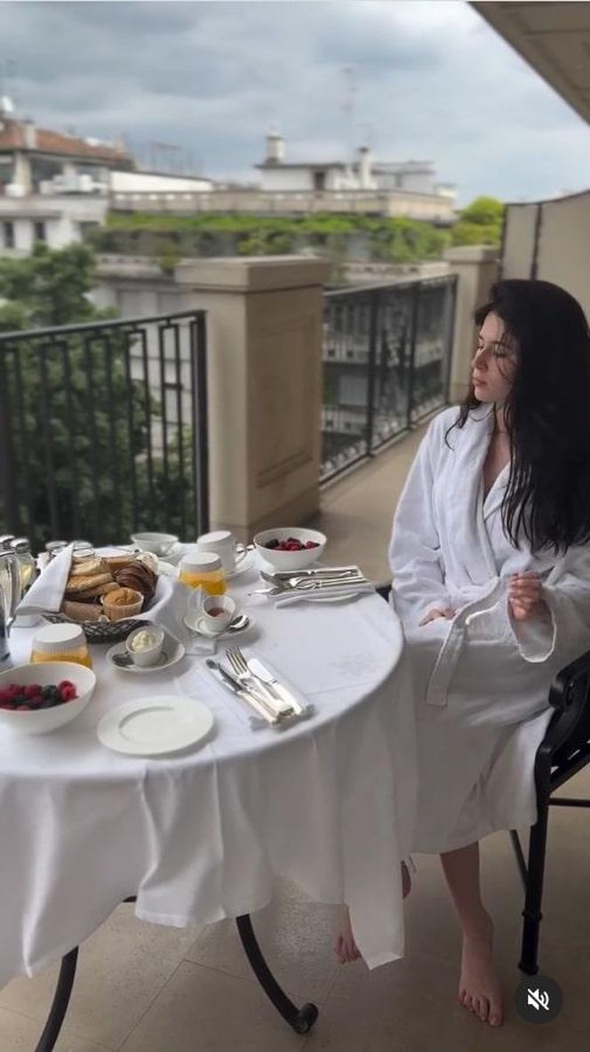 Roksana Węgiel pałaszuje śniadanko w samym szlafroku. Kevin nie wytrzymał!