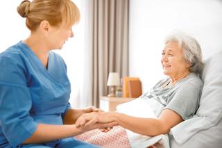 Dodatki i zasiłki dla osób starszych wymagających opieki: rodzaje i kwoty