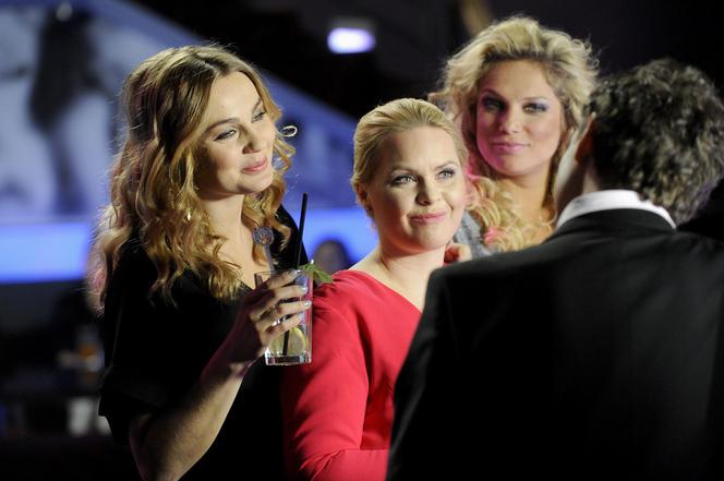 PRZYJACIÓŁKI 2 sezon odc. 25. Anka (Magdalena Stużyńska), Patrycja (Joanna Liszowska), Inga (Małgorzata Socha)