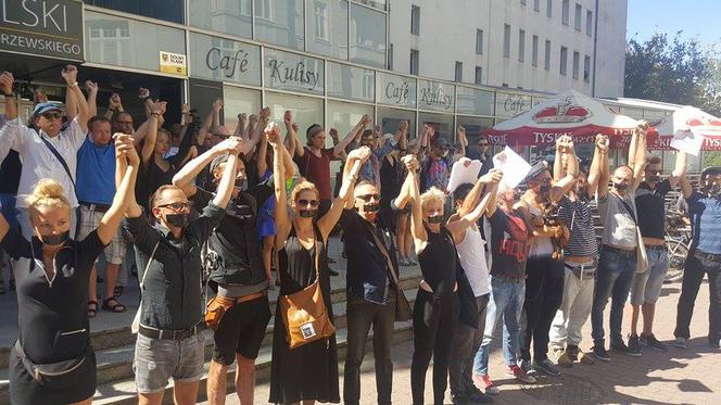 Milczący protest przed Teatrem Polskim