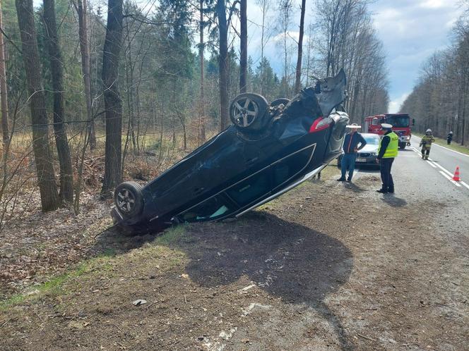 Pod Lubienią dachowało auto osobowe. Jedna osoba poszkodowana