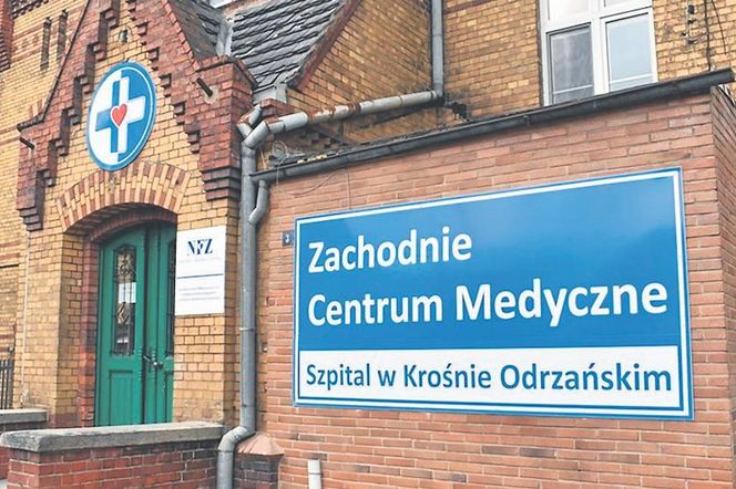 Budynek Zachodniego Centrum Medycznego w Krośnie Odrzańskim z charakterystycznej cegły, z widocznym logo NFZ i tablicą informacyjną. Artykuł Poradnik Zdrowie opisuje sprawę opóźnienia w powiadomieniu rodziny pacjenta o jego zgonie.