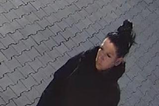 Uderzyła kobietę w Toruniu. Szuka jej policja. Rozpoznajesz podejrzaną?