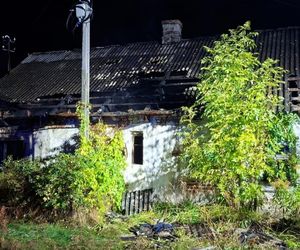 Policjant wyniósł mężczyznę z płonącego domu