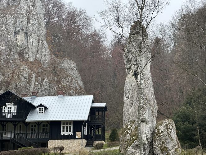 Najpiękniejsza wieś w Małopolsce zachwyca także jesienią. Leży na Szlaku Orlich Gniazd