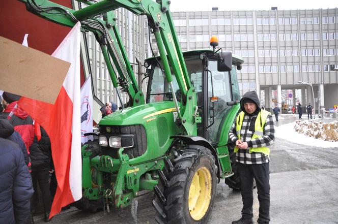 Protest rolników przed Urzędem Wojewódzkim w Kielcach