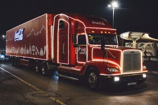 Świąteczna ciężarówka Coca-Coli w woj. warmińsko-mazurskim. Kultowy pojazd odwiedzi jedno miasto! 