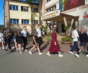 100 par zatańczyło poloneza na 100-lecie siedleckiego Ekonomika