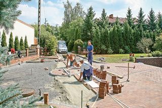 Jak ułożyć nawierzchnię z kostki betonowej, klinkieru lub z kostki kamiennej - zasady wykonywania nawierzchni brukowych