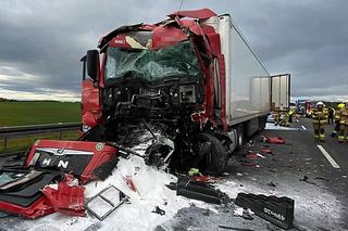 Poważny wypadek na A4. Trzy ciężarówki zgniecione
