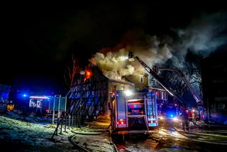 Nocny pożar w Gdańsku. Palił się pustostan na pl. Wałowym. Ogień gasiło 7 zastępów straży pożarnej. Zdjęcia z akcji 23.01-24.01.2021 r.