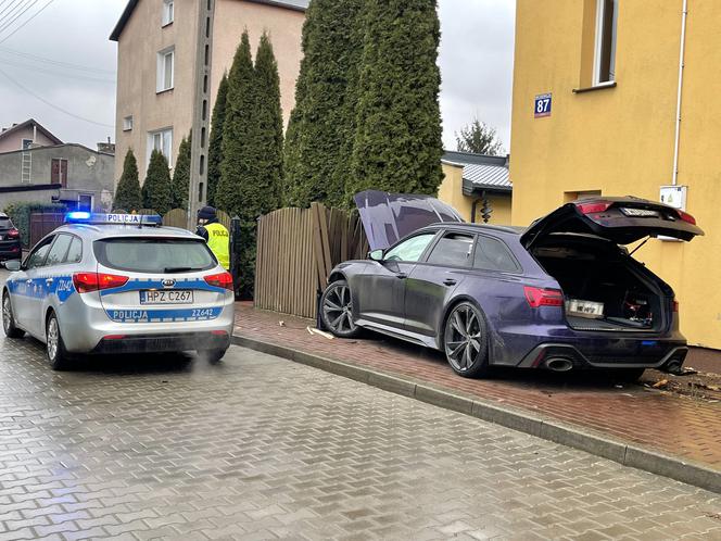 Rozbili sportowe audi za 800 tys. zł. Drogowa demolka w Ząbkach