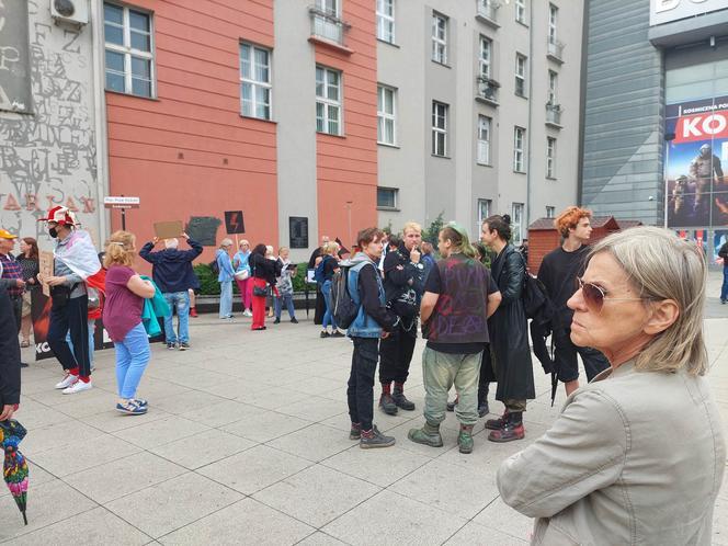 Protesty "Ani Jednej Więcej!" w całej Polsce. Kobiety wyszły na ulice po śmierci Doroty
