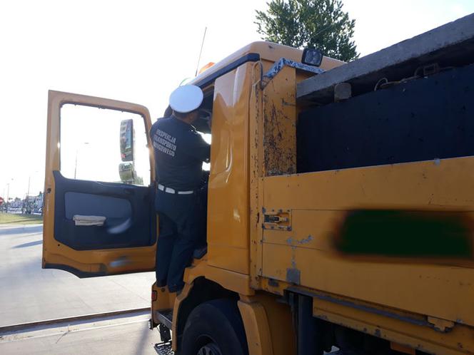 Transport betonowych zbiorników. Ponad 10 ton za dużo