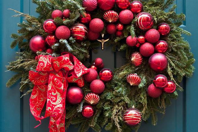 Ozdoby na Boże Narodzenie. Wianek swiąteczny do wieszania na drzwiach