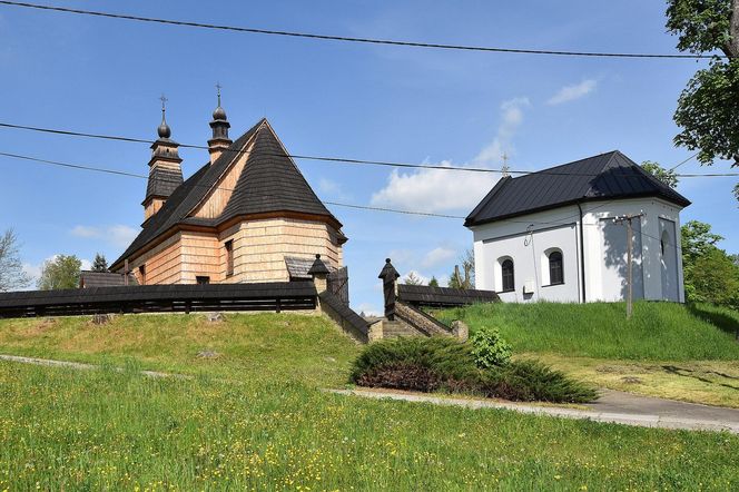 To jedna z najpiękniejszych małopolskich wsi. Kiedyś należała do biskupa 