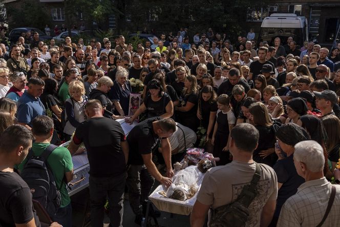 Rakiety Putina zabiły 2-latkę w ramionach mamy! Zdjęcia z pogrzebu ściskają za serce