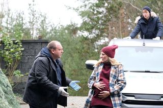 M jak miłość odc. 1854. Kacper (Bartosz Ziewiec),  Jagoda (Katarzyna Kołeczek), Tadeusz (Bartłomiej Nowosielski)