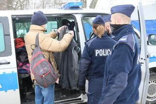 Policjanci ze Śródmieścia ubrali potrzebujących na zimę