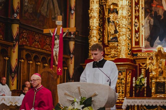 Kanoniczne objęcie diecezji sosnowieckiej przez bp. Artura Ważnego. "Dał się poznać jako odważny"